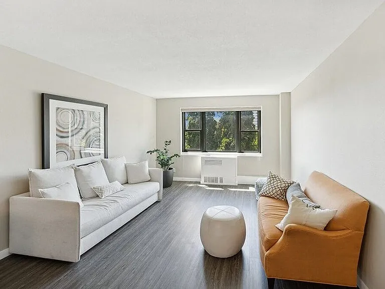 735 St. Clair — Photo 1