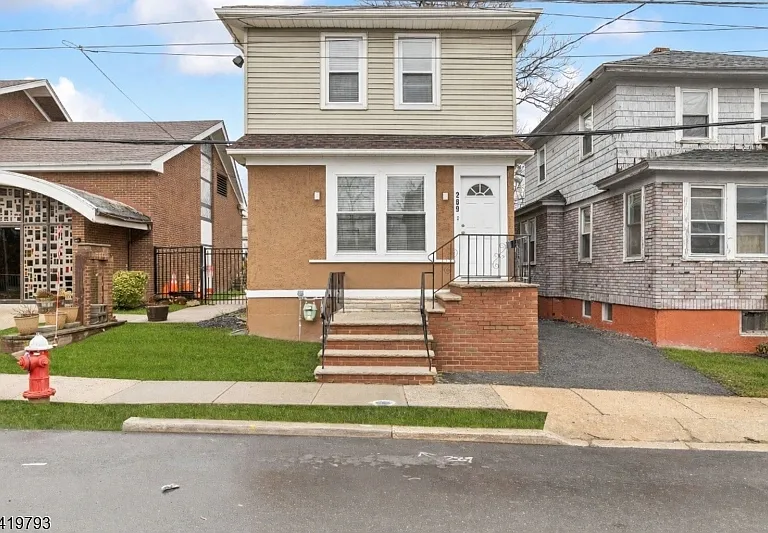 289 Hilton Ave — Photo 2
