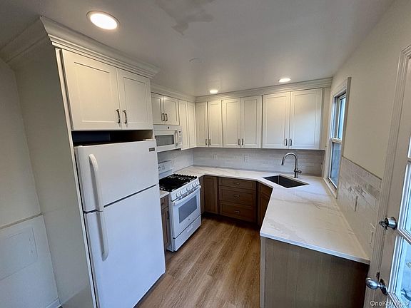 3rd image of 14 Lee Ct Unit 14