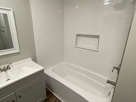 Main restroom (off bedroom)