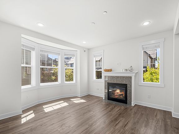 5th image of 1382 Chelsea Walk NE