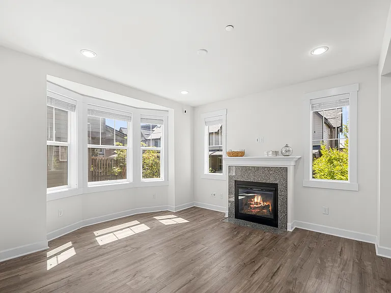 1382 Chelsea Walk NE — Photo 5