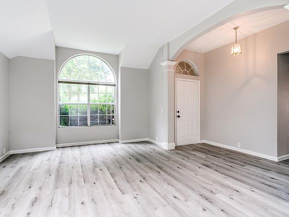 4th image of 2612 Creekhaven Dr