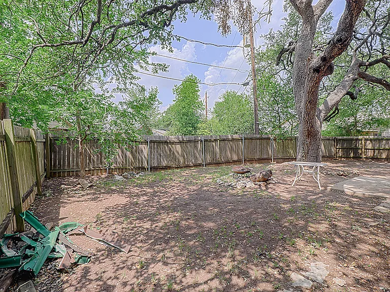 Nice size backyard.