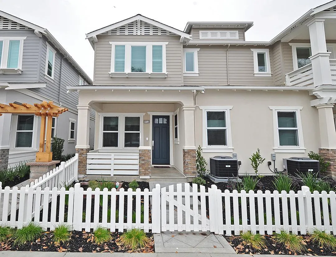 3 bed, 2.5 bath, 1650 sqft, $4,950 — Photo 1