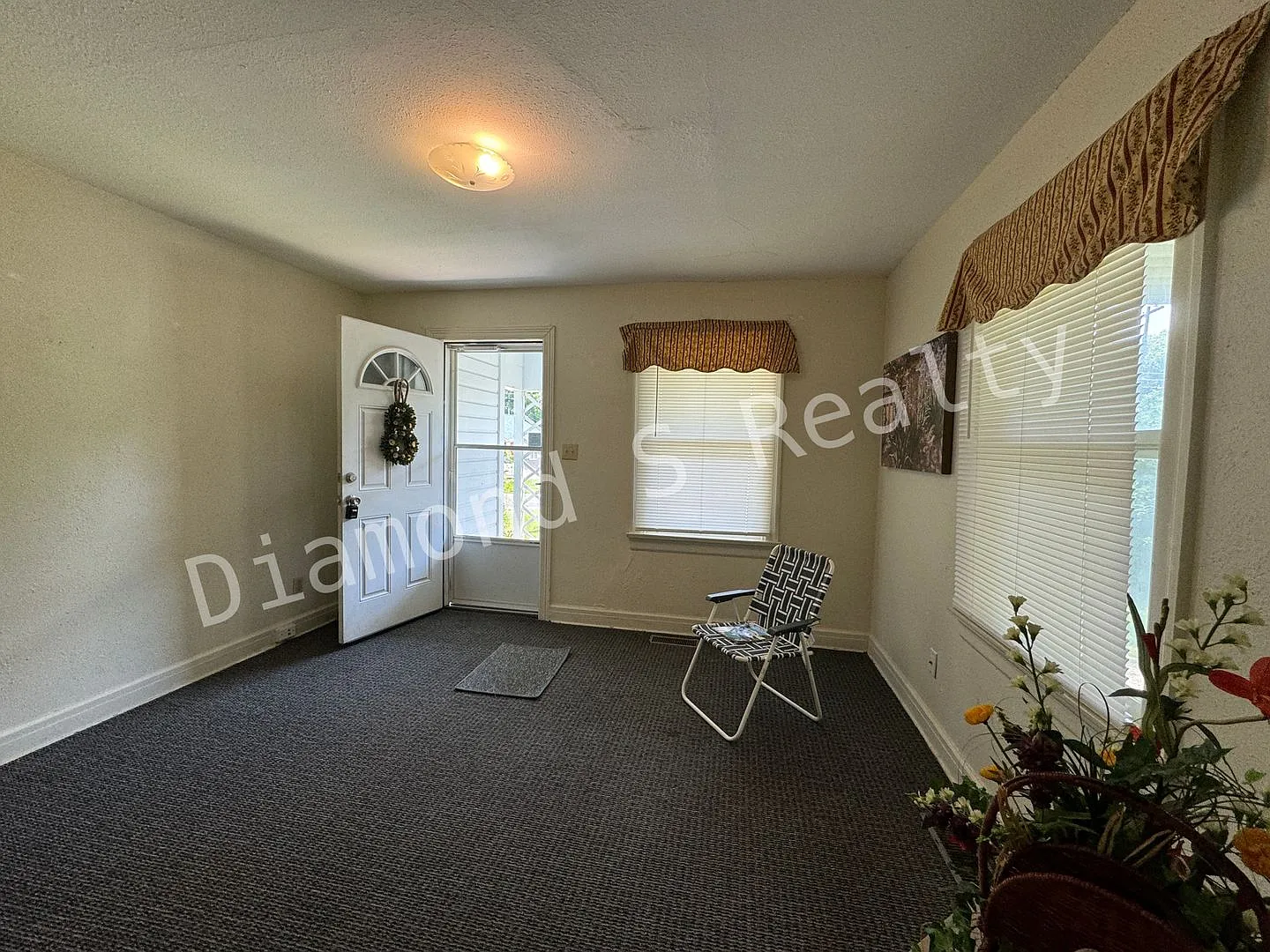 Cute and Clean 2 Bedroom Home Available Now! — Photo 2