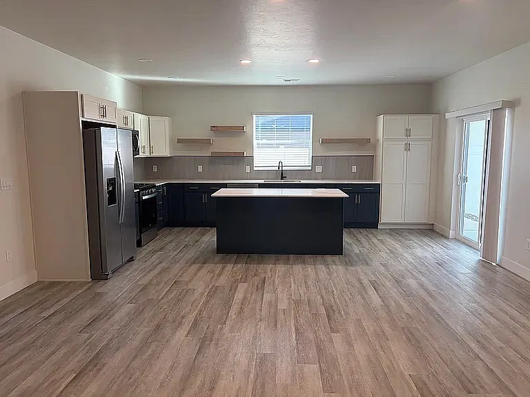 2461B Ross Rd — Photo 3