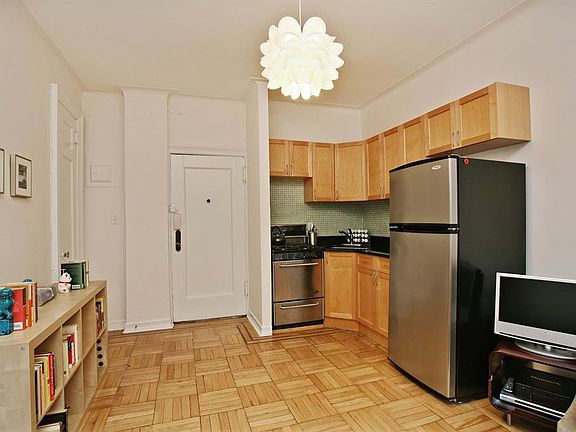 3rd image of 925 Union St APT 2J