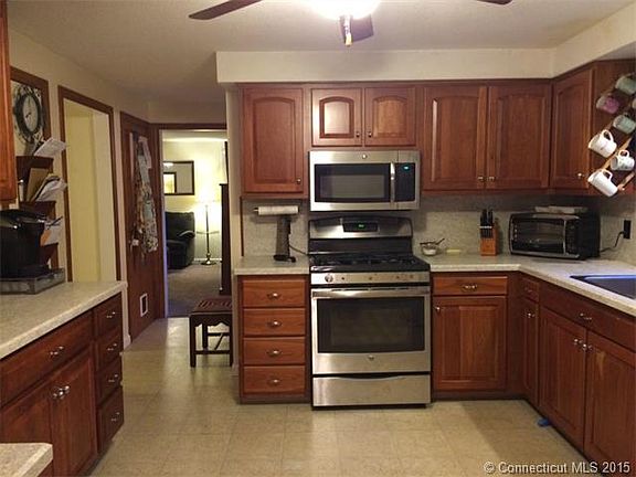 5th image of 15 Oakmoor Dr