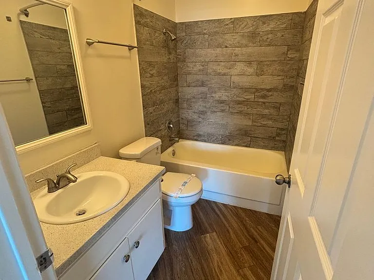 University Terrace Apartments — Photo 39