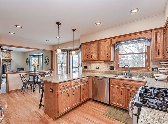5th image of 906 Clarendon Ln
