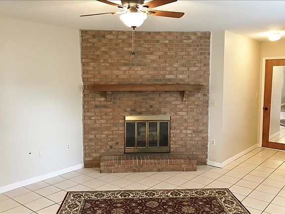 4th image of 384 SE Woodhaven St