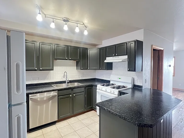 410 E Topaz Ave #B — Photo 4