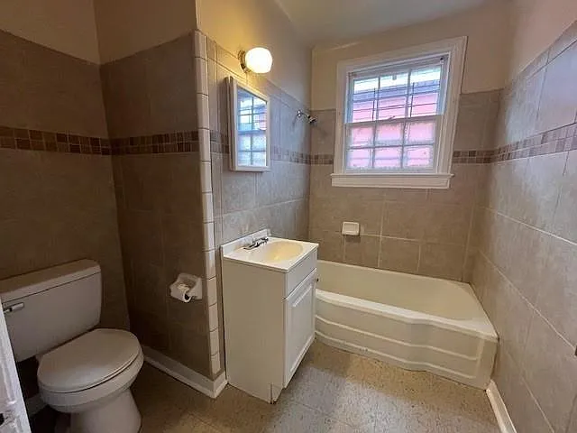 2 bed, 1.0 bath, 900 sqft, $1,085 — Photo 4