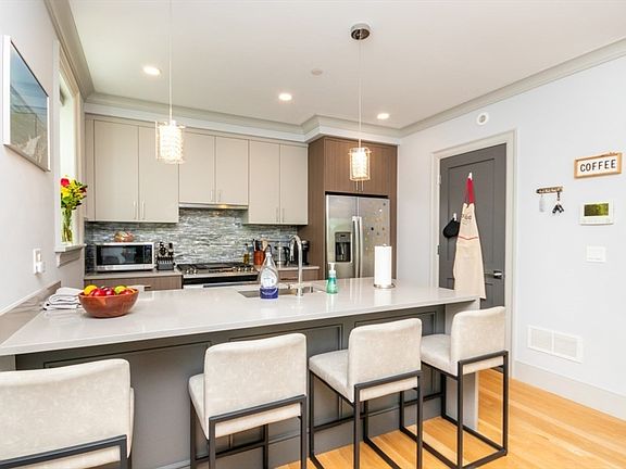 3rd image of 142 Willard St #2