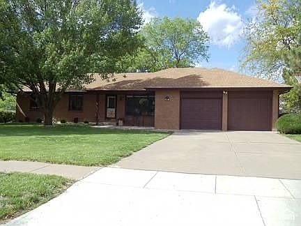 1st image of 564 E Pinewood Ave