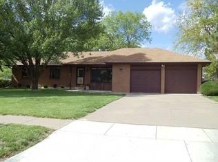 564 E Pinewood Ave, Seward, NE 68434