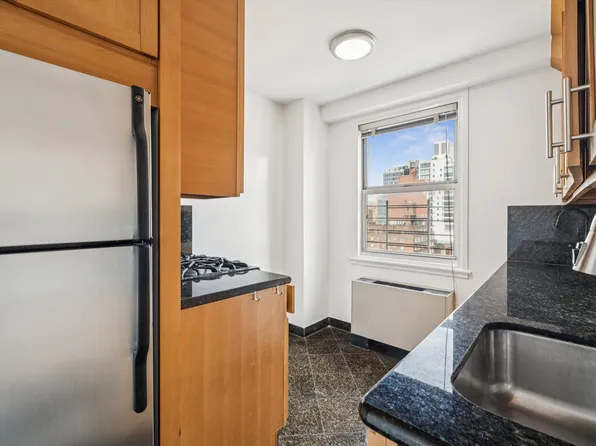 401 East 86th Street image 2 of 27