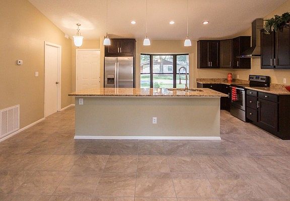 2nd image of 1021 Garden Cir