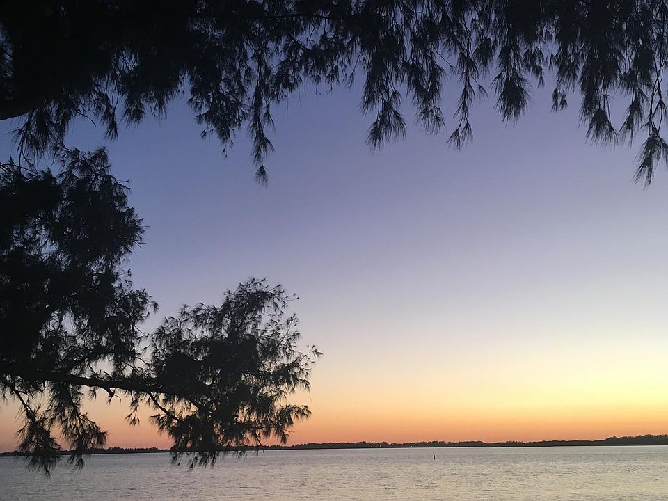 Sarasota Bay a few steps away!