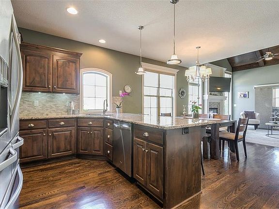 3rd image of 14827 Meadow Ln