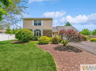 22 Belle Terre Dr, Manalapan, NJ
