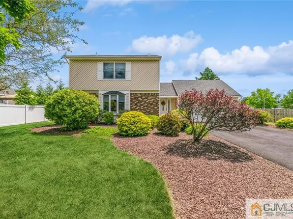 22 Belle Terre Dr, Manalapan, NJ 07726