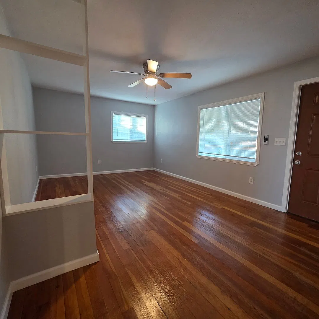 2 Bed 1 Bath House With Fenced Back Yard — Photo 4