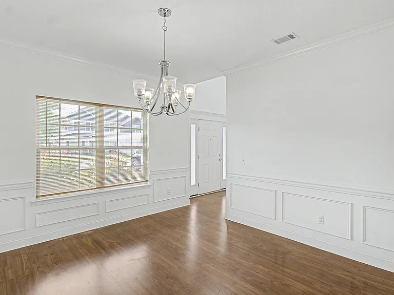 390 Fairview Cir — Photo 4