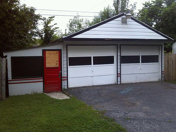 Spacious 2.5 workaholic garage with side area