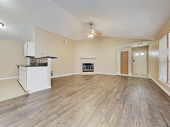 4th image of 930 Sugarberry Dr