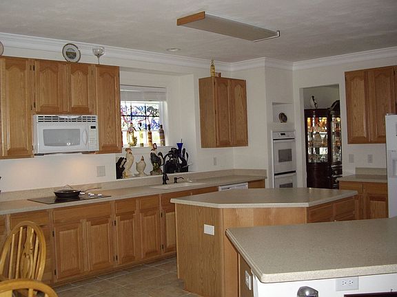 Eat-in Kitchen with breakfast bar and center island