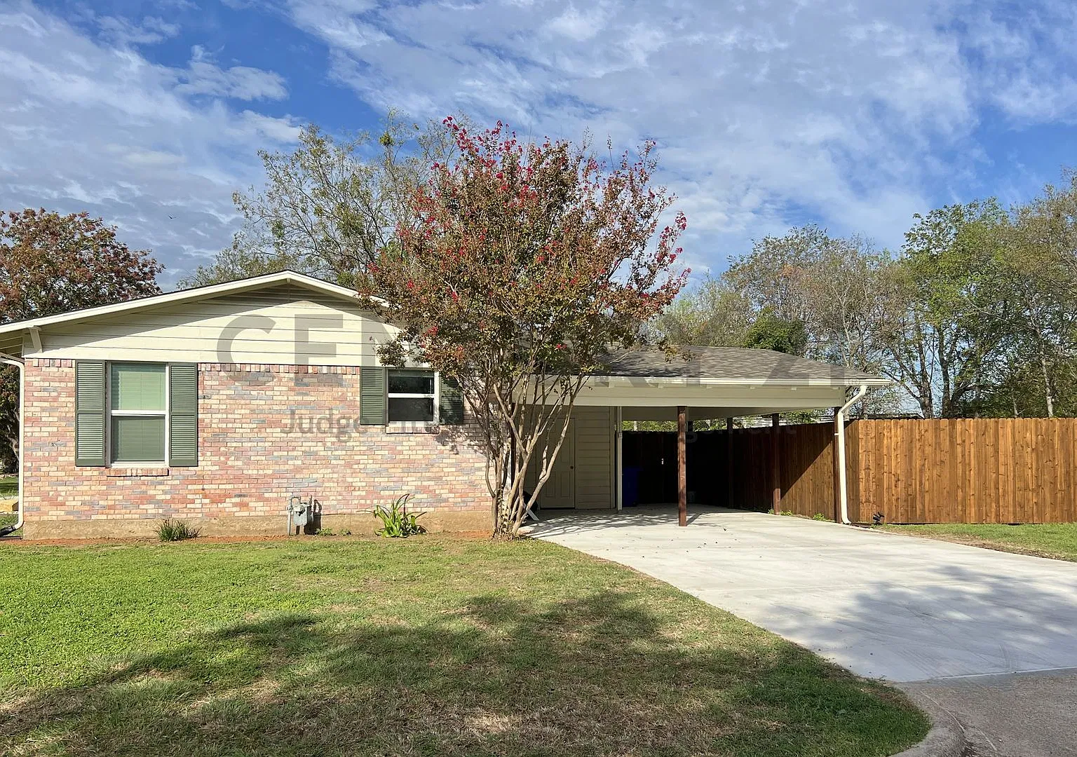 Updated 3/1 Near Historic Granbury Square For Rent! — Photo 4