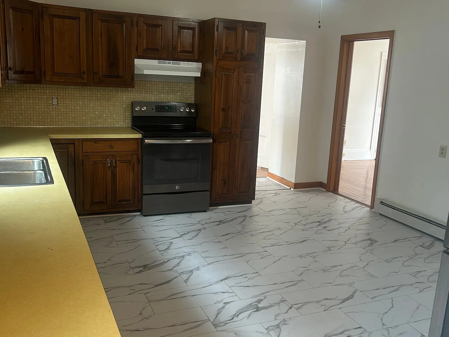 Bright Updated Beverly Apartment with Hardwood Floors & In-Unit Laundry — Photo 2