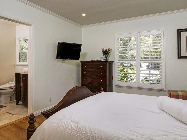 1104 Descanso Dr — Photo 2
