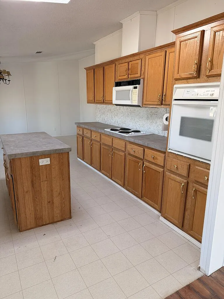 3 bed, 2.0 bath, 2432 sqft, $2,500 — Photo 4