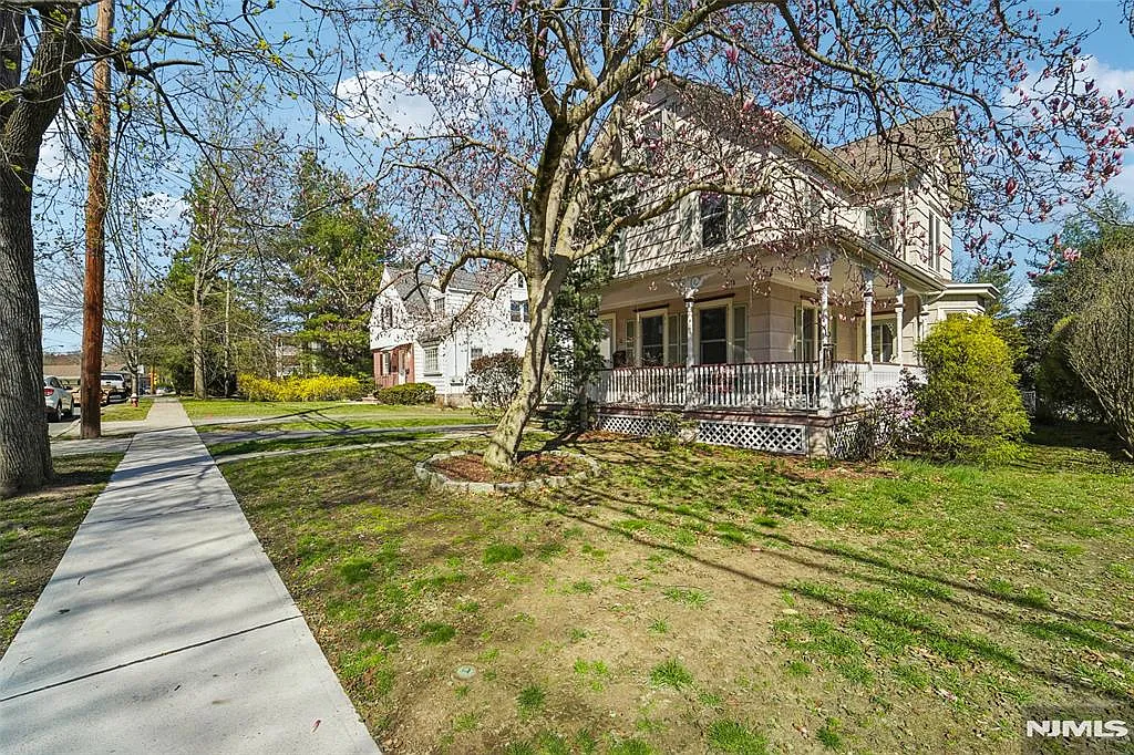 81 Park Ave photo 1