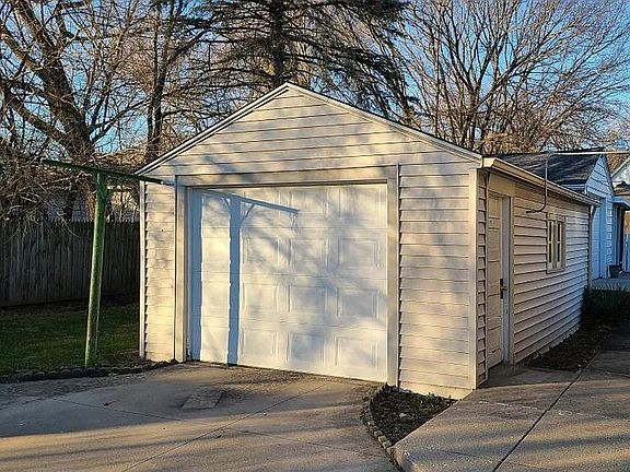 3rd image of 620 Hillsdale St
