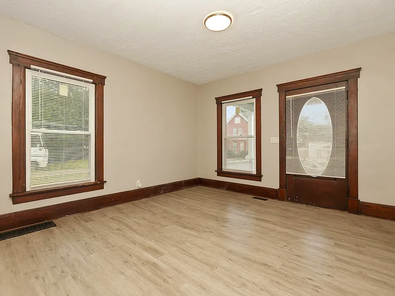 30-32 Lagonda Ave #30 — Photo 4