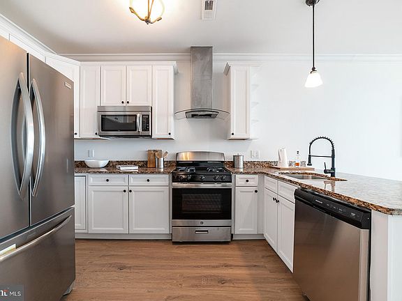5th image of 1-33 W Brown St #811