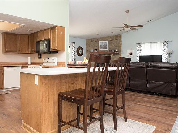 3rd image of 1111 Briarwood Dr