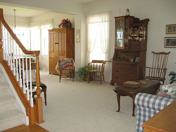 Entry Way into Family Rm