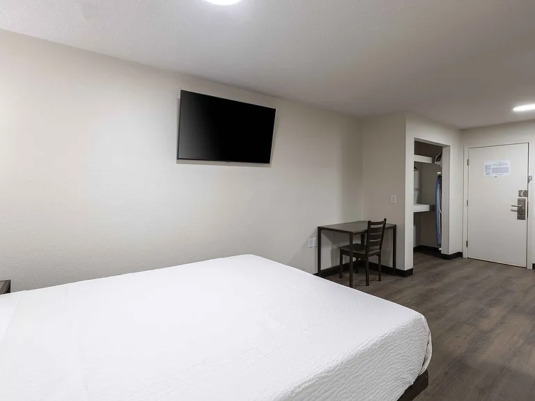 1 Bedroom Suite - 1 Queen Bed