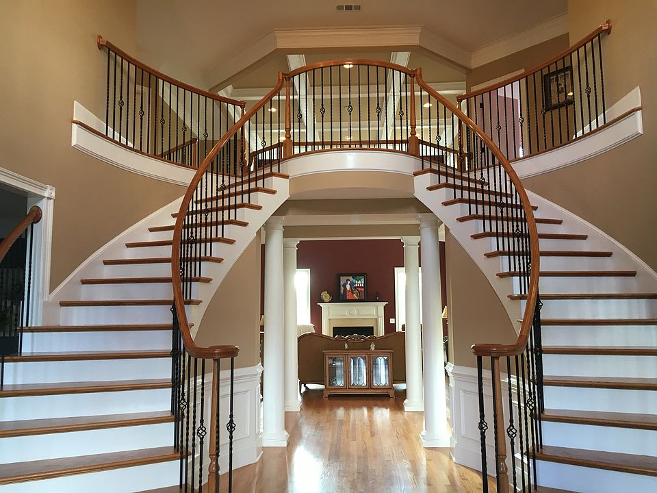 Entrance w/Vaulted Ceilings