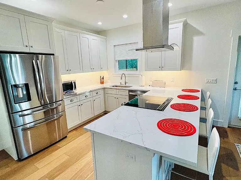 2741 Temple St — Photo 12