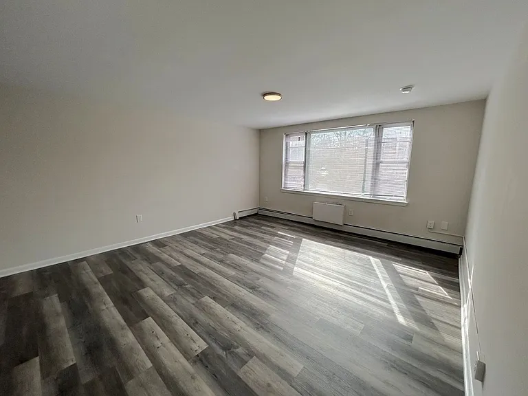 Karen Court Apartments — Photo 8