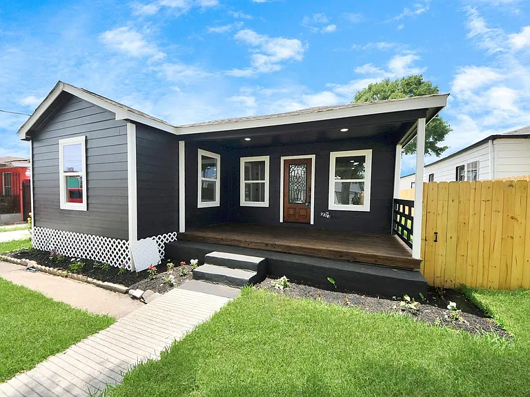 1218 Des Jardines St — Photo 3