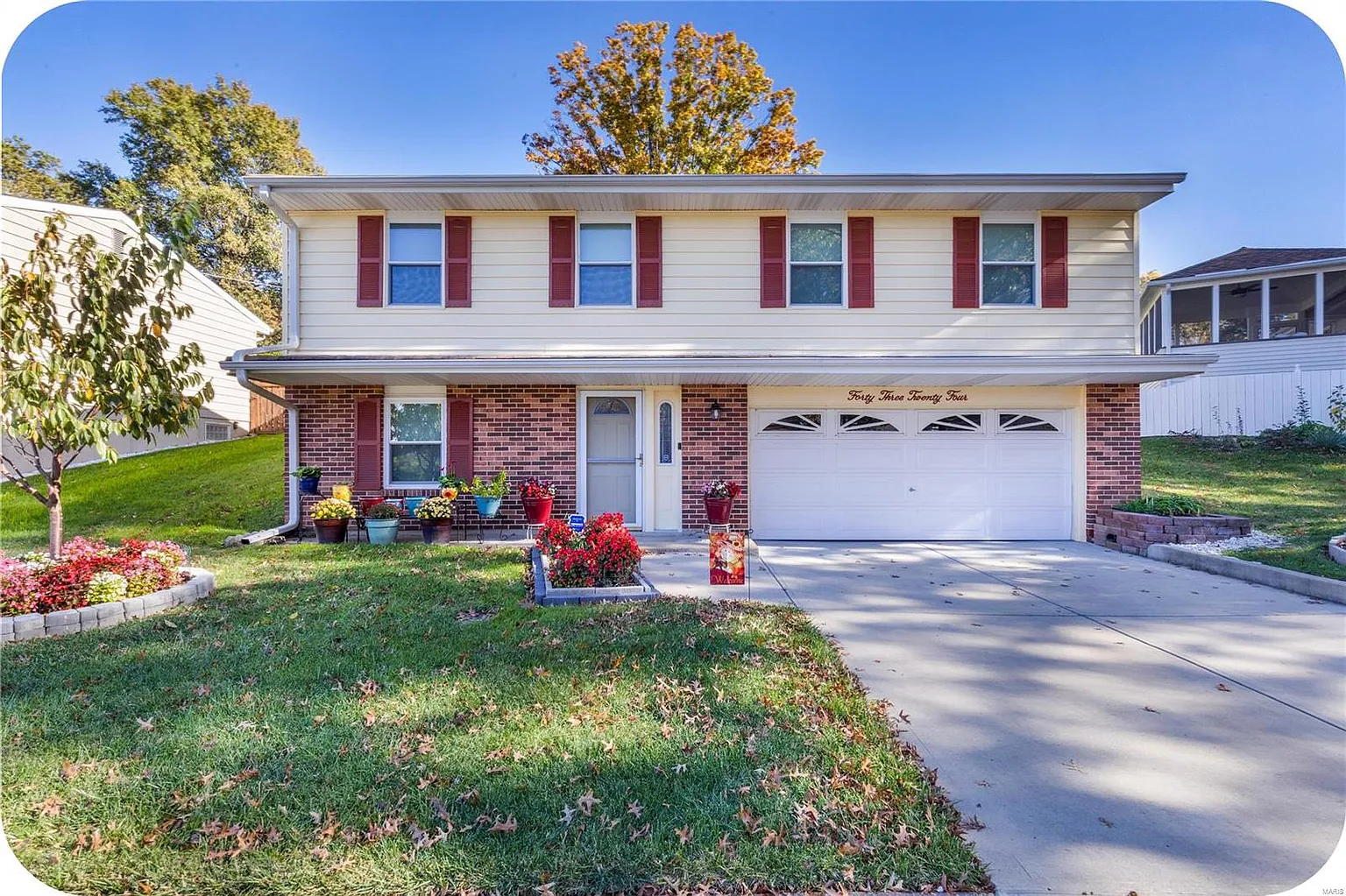 4324 Massabielle Dr photo 1