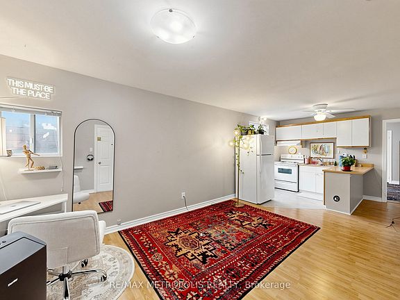 4th image of 742 Dufferin St