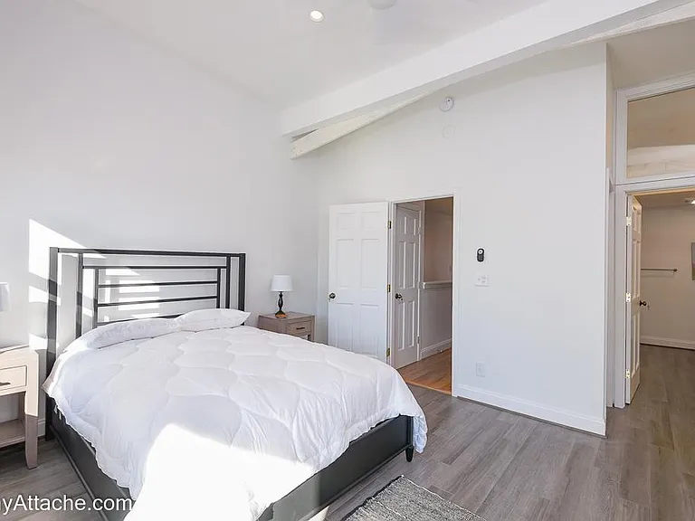 224 E St NE — Photo 22